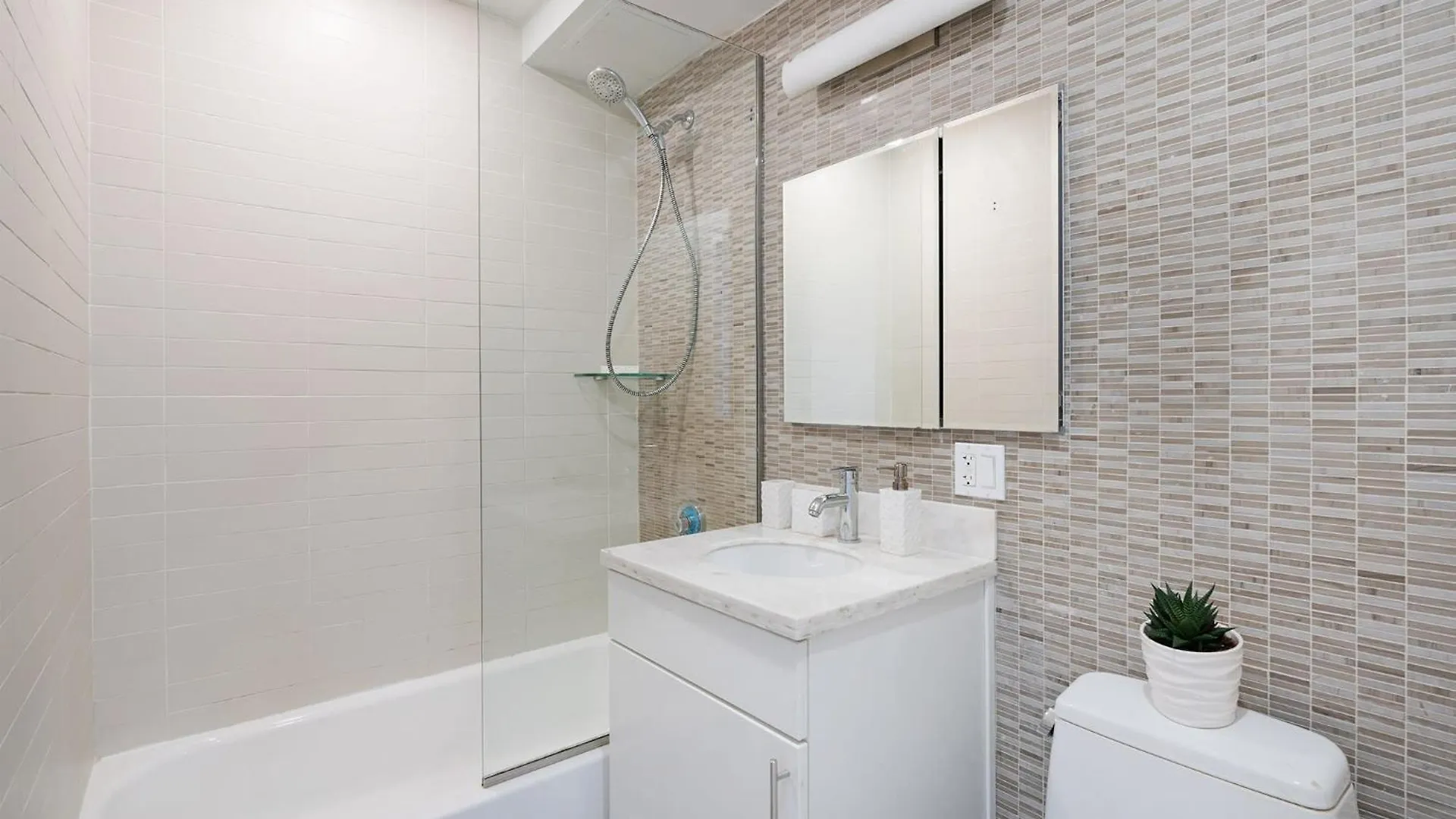 809-3A 1Br Columbus Circle Elevator W D Apartment New York United States
